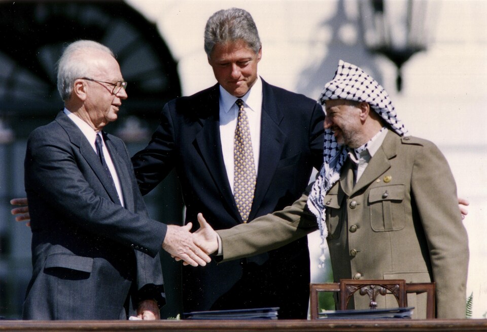 Yasser Arafat serre la main à Yitzhak Rabin devant Bill Clinton, à la Maison-Blanche.
