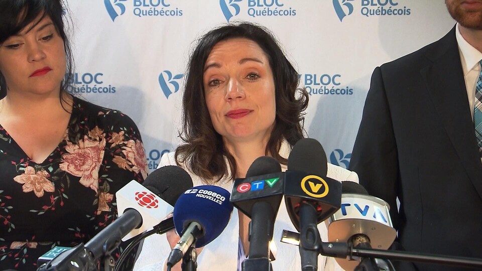 Une femme en conférence de presse.