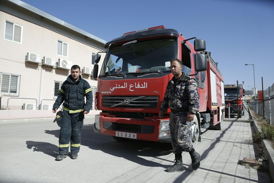 Des pompiers palestiniens arrivent à Bet Shemesh, au sud de Jérusalem, pour combattre les feux de forêt.
