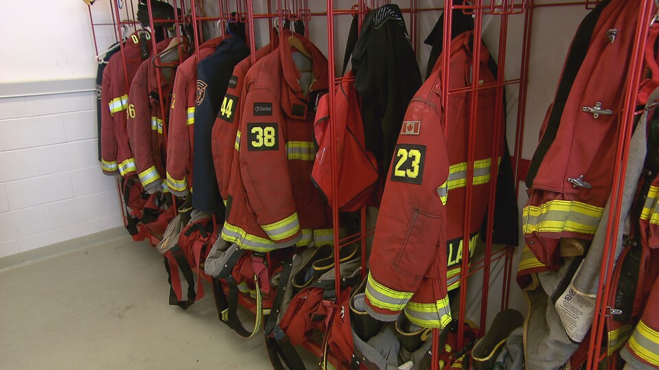 Des uniformes de pompiers volontaires