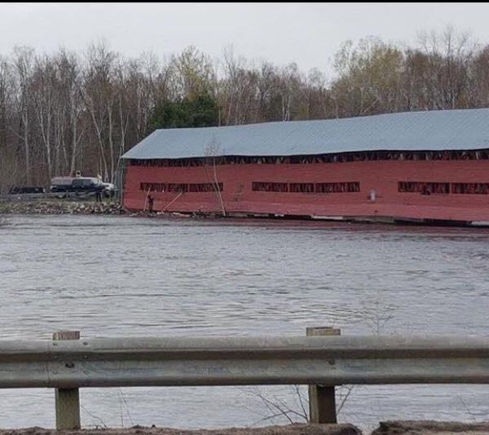 Un pont couvert rouge