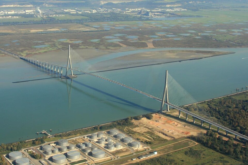 Un pont à haubans.