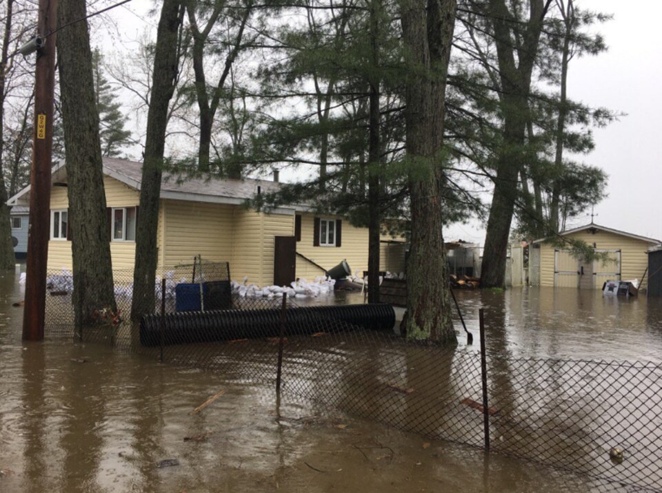 Des maisons partiellement submergées à Pontiac