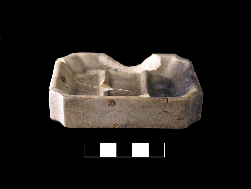 Porte-savon en céramique, vu de côté, trouvé à l’intérieur d’une habitation de l’ancien village de Moisie et datant du début du 20e siècle