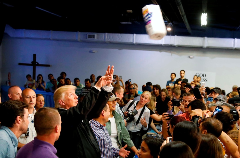 Lors d'une rencontre avec des résidents touchés par l'ouragan Maria, le président américain Donald Trump leur a lancé des rouleaux d'essuie-tout.