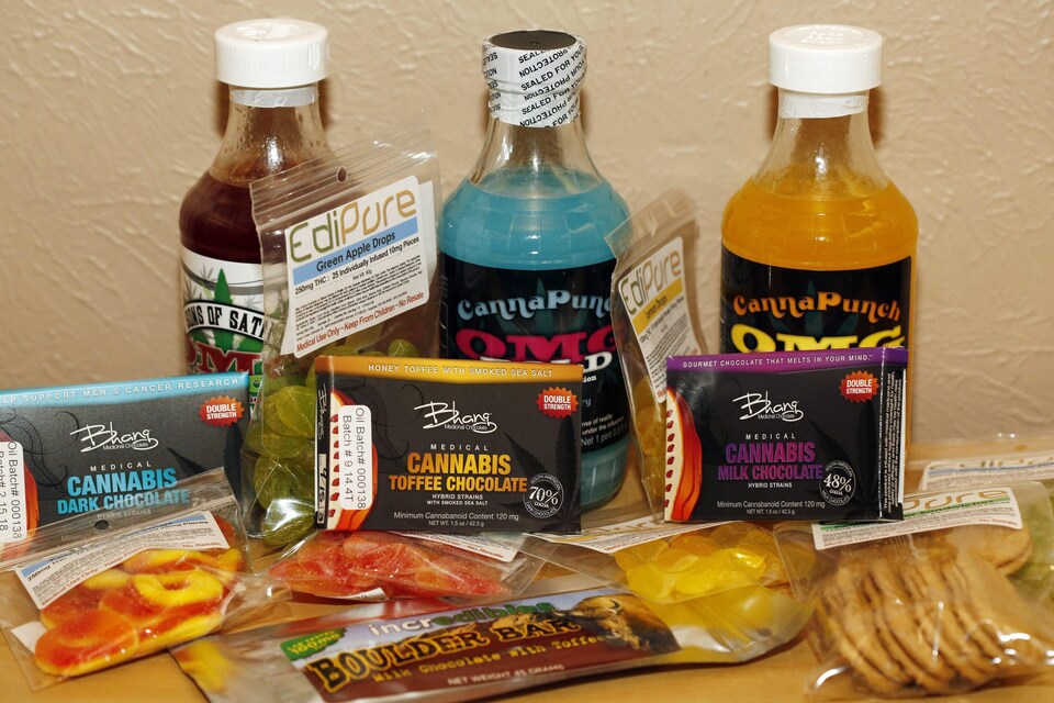 Des barres chocolatées, des emballages de bonbons et de biscuits, et des boissons colorées affichent toutes la mention « Cannabis ».