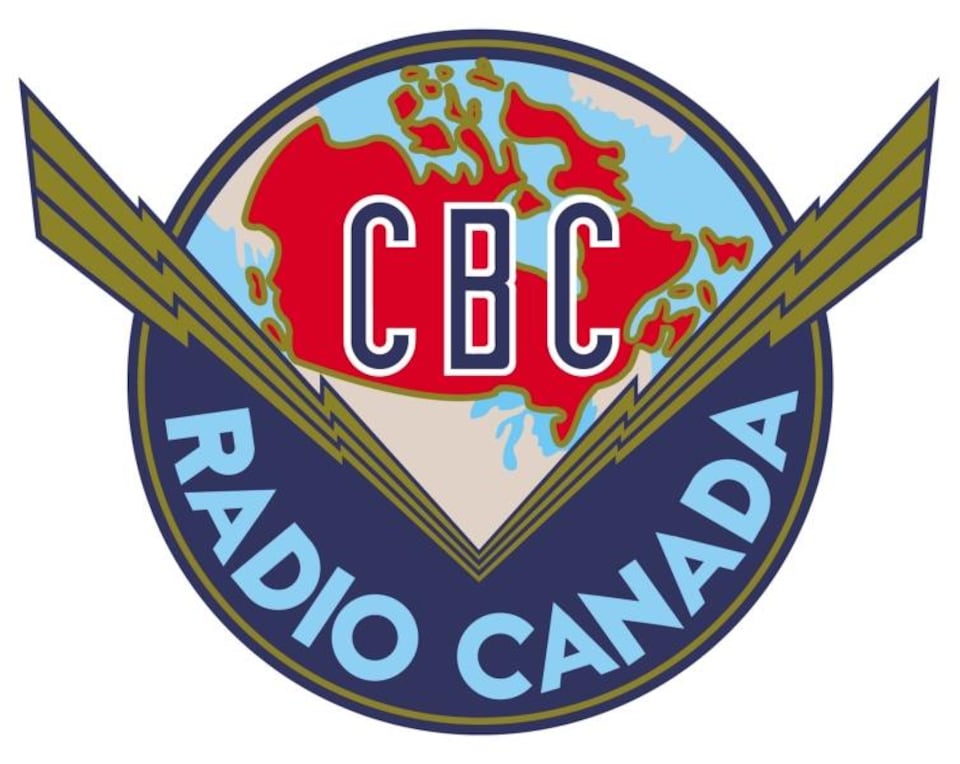 Logo contenu dans un cercle par trois lignes brisées disposées en V représentant les ondes radio. Au-dessus, une carte du Canada et la mention CBC, et en dessous, la mention Radio Canada.