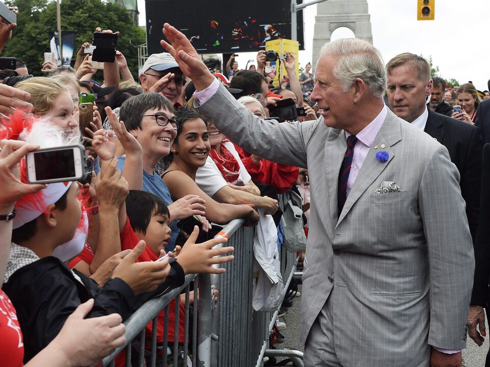 Le prince Charles salue la foule réunie pour le 150e anniversaire du Canada.