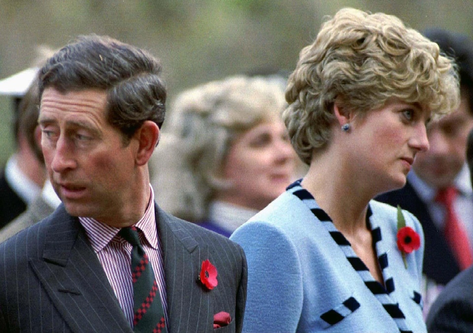 Le prince Charles et la princesse Diana regardent dans des directions opposées lors d'une commémoration de la guerre de Corée.
