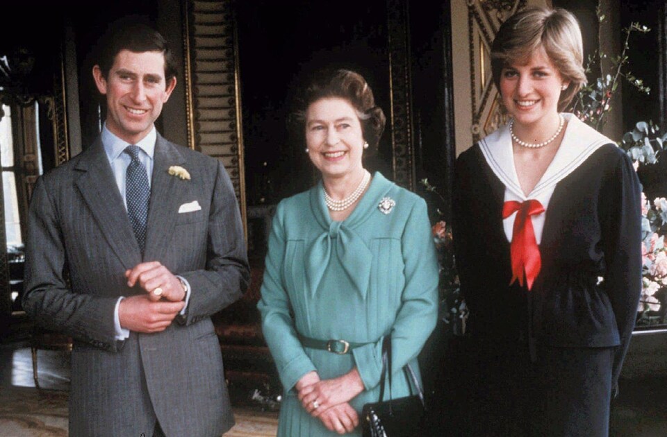 Le prince Charles, sa mère la reine Élisabeth II et la princesse Diana prennent la pose pour une photo au palais de Buckingham en 1981.