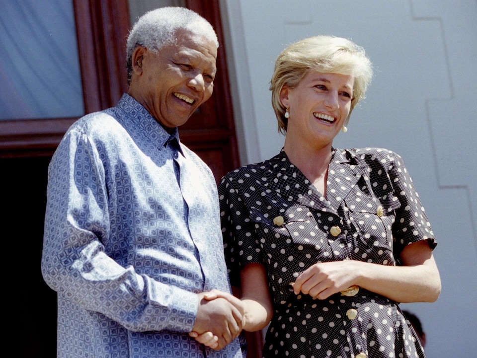 Nelson Mandela et la princesse Diana se serrent la main lors d'une rencontre au Cap, en Afrique du Sud.