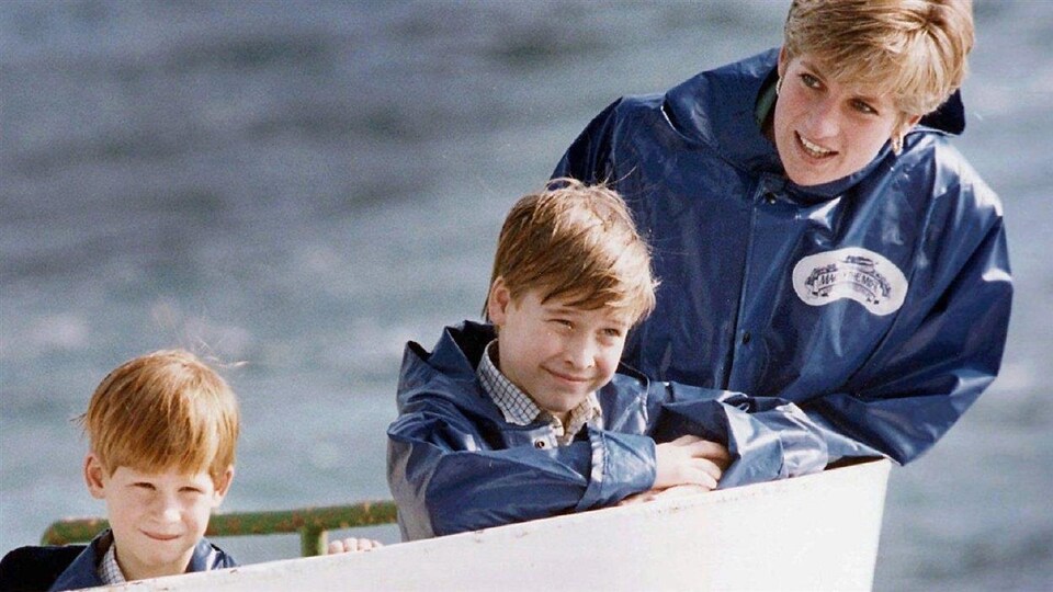 Diana en train de parler à ses deux fils, enfants