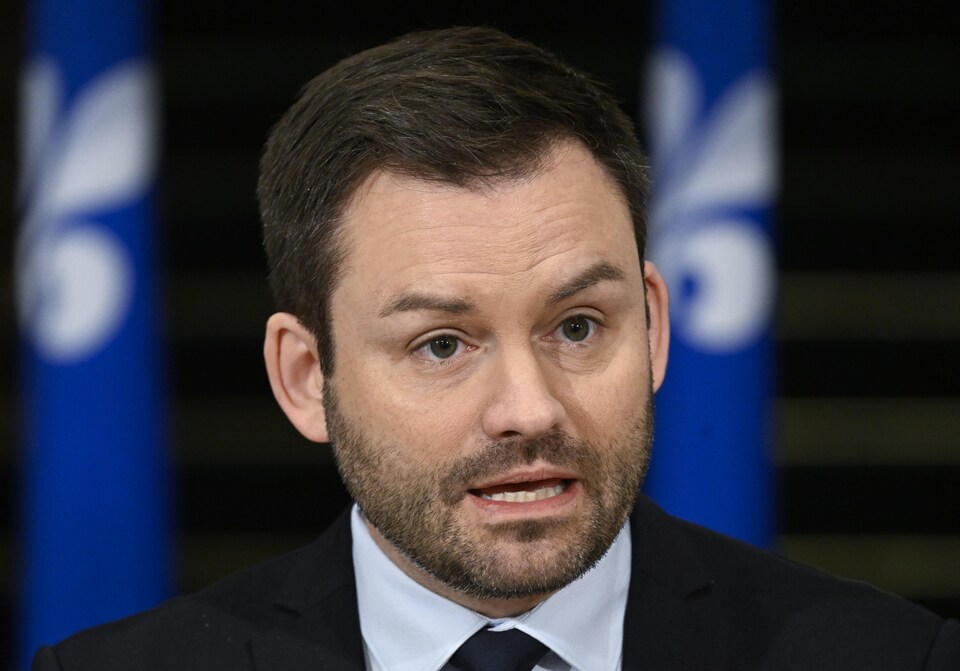 Paul St-Pierre Plamondon en point de presse.