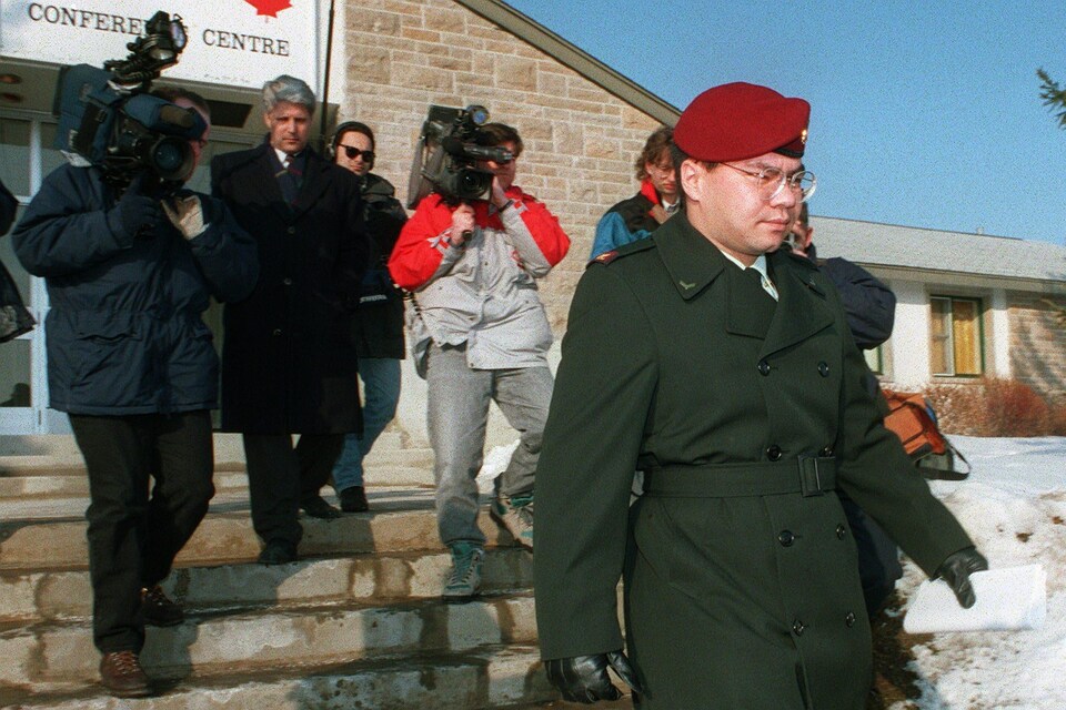  Kyle Brown est suivi par des caméras alors qu'il sort du palais de justice de la Base des Forces canadiennes de Petawawa en mars 1994.