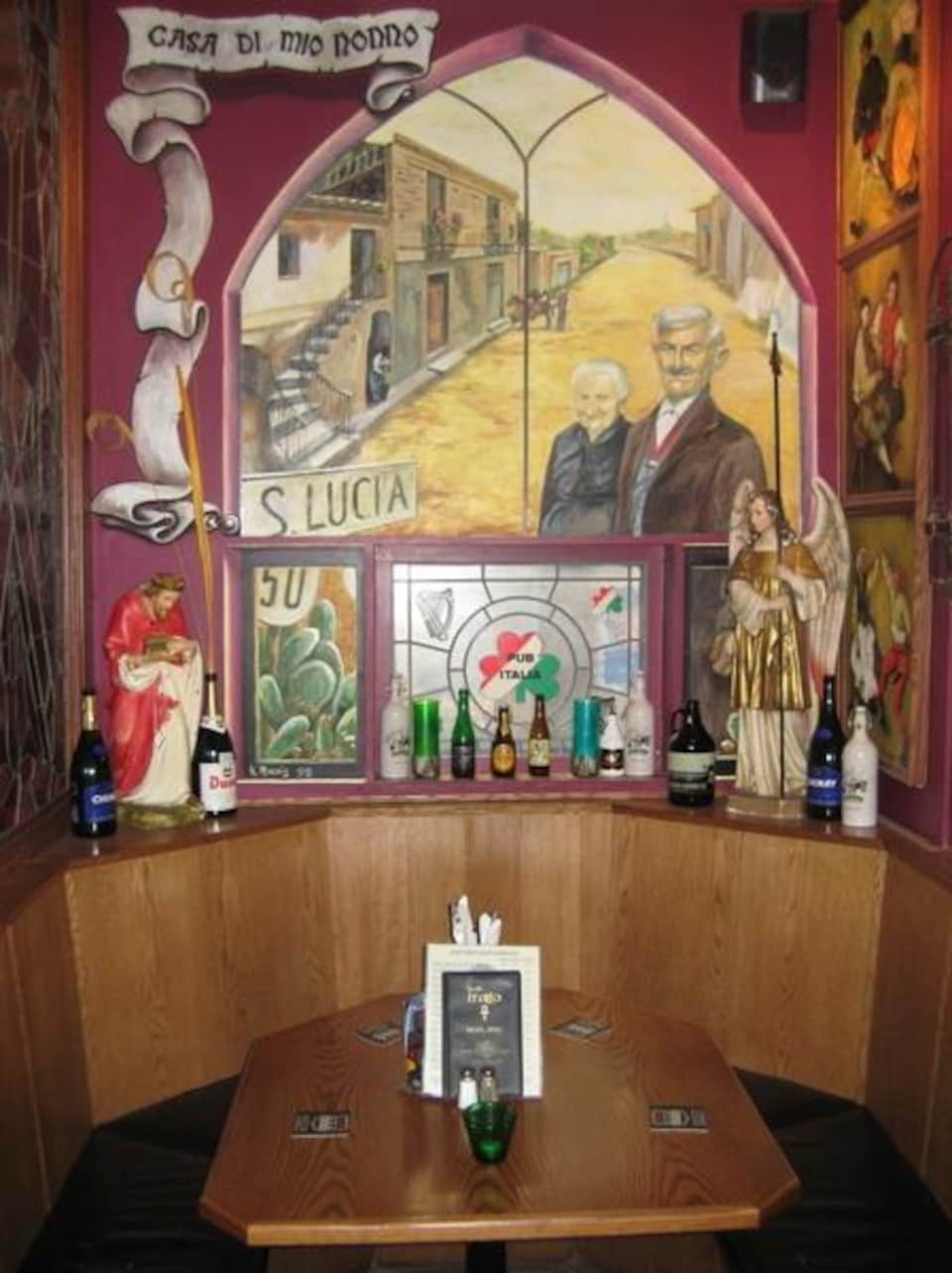 Une table de restaurant au décor rappelant l'intérieur d'une église catholique.