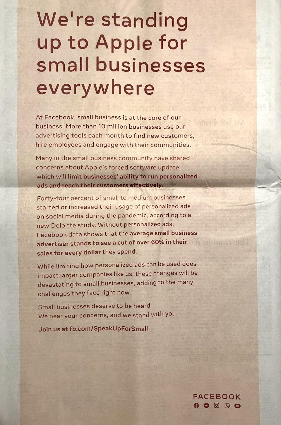 Une publicité pleine page dans un journal, montrant en titre le texte "We're standing up to Apple for small Businesses everywhere". 