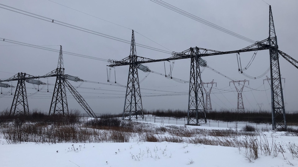 Les trois lignes d’Hydro-Québec photographiées en hiver à Beaumont, sur la Rive-Sud du fleuve Saint-Laurent.