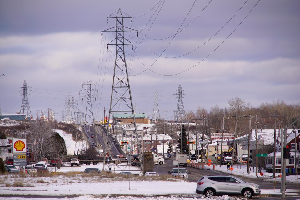 Une ligne électrique démantelée en zone urbaine à Radio