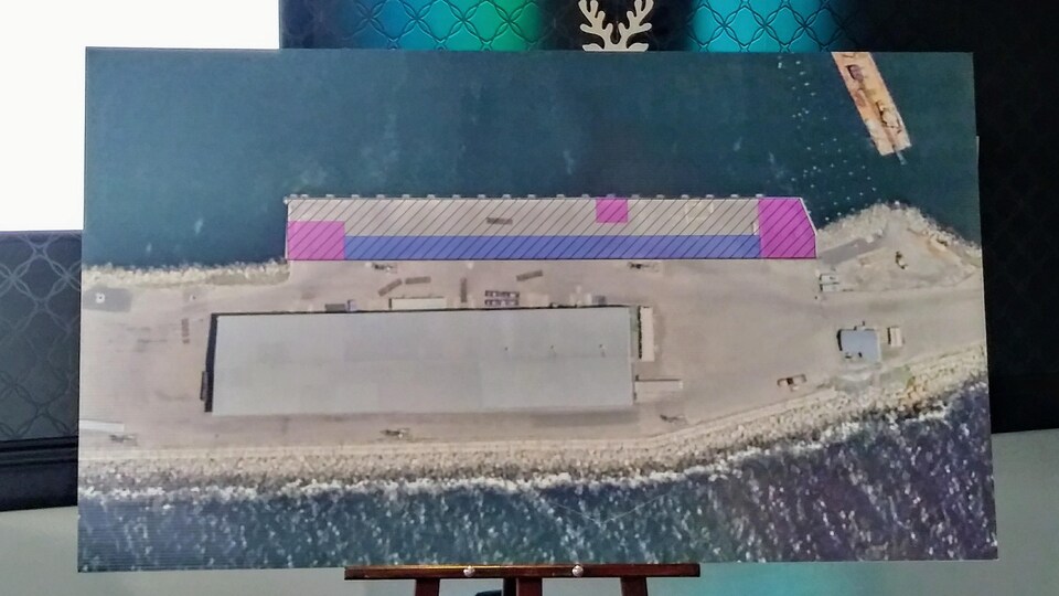 On voit une carte qui montre le port de Matane en vue aérienne. La carte présente certaines sections sur le quai qui sont désormais inutilisables.