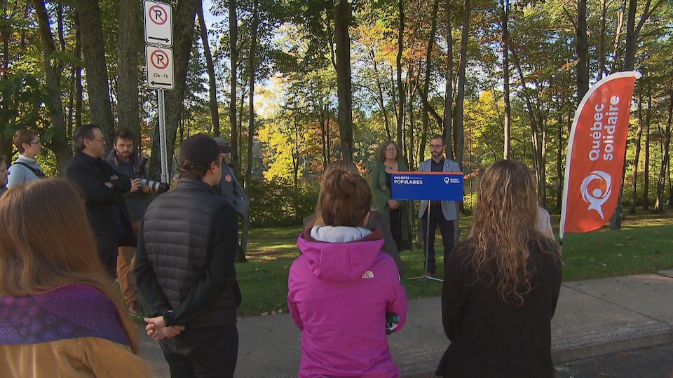 Les candidats de Québec solidaire Valérie Delage et Steven Roy Cullen en point de presse devant le boisé des Estacades, à Trois-Rivières