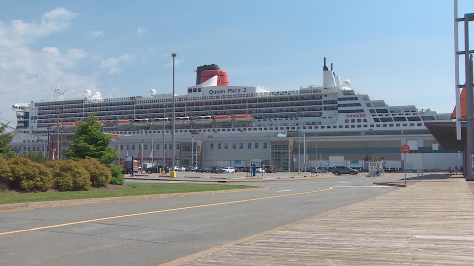 Le Queen Mary II à l'ancrage à Halifax