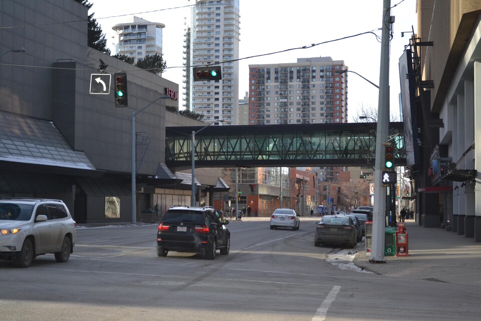 Les passages piétonniers aménagés entre les immeubles du centre-ville d'Edmonton ont-ils contribué à rendre l'hiver désagréable aux yeux des citoyens de la ville? C'est ce que pensent certains urbanistes.