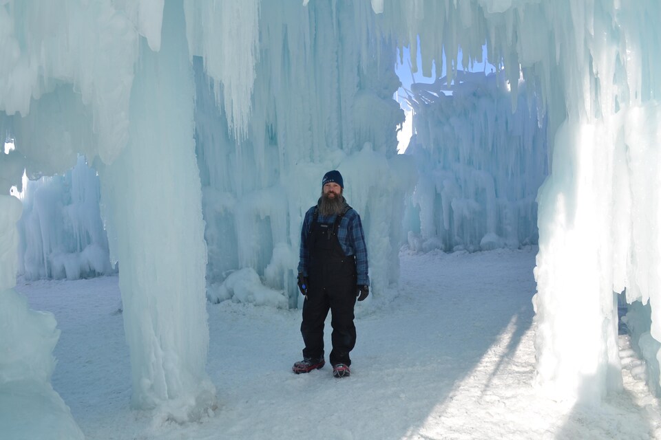 Christian Denis, artiste en chef et sculpteur de glace, au centre du château de glace d'Edmonton.