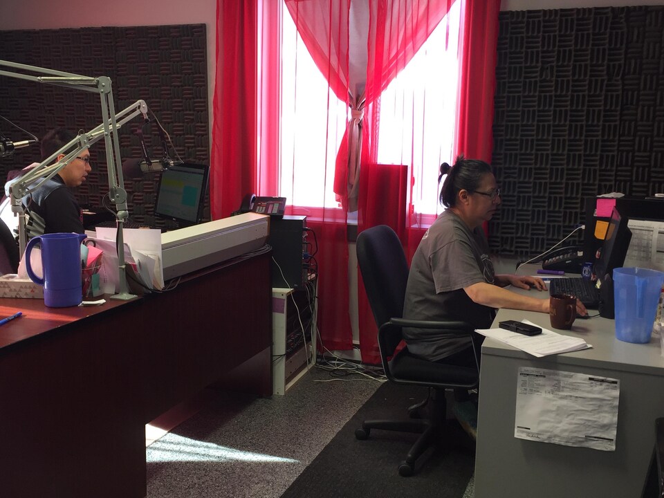 Jeremy Kistabish et Brenda Rankin à leurs bureaux respectifs dans la station de radio.