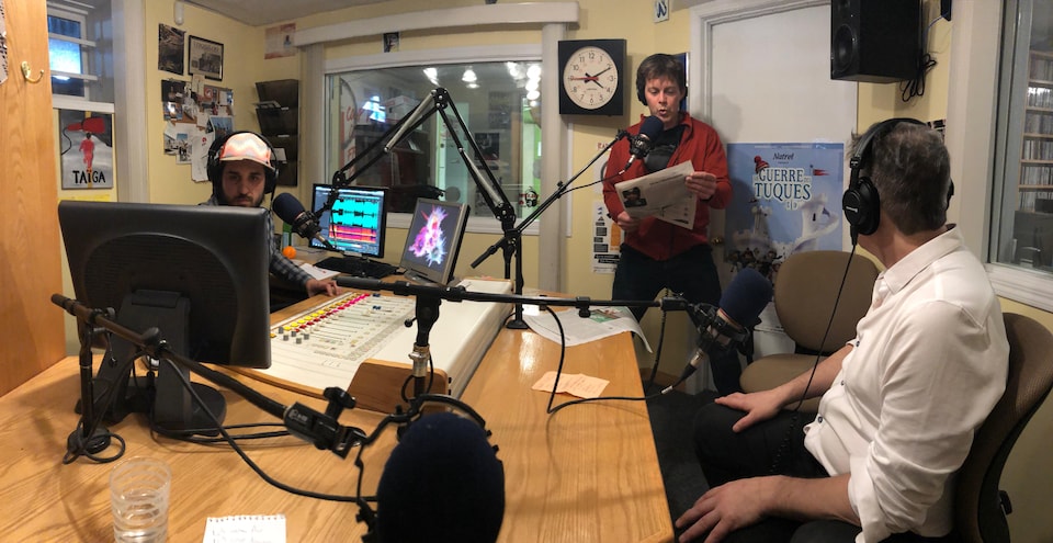 Trois hommes dans un studio de radio.