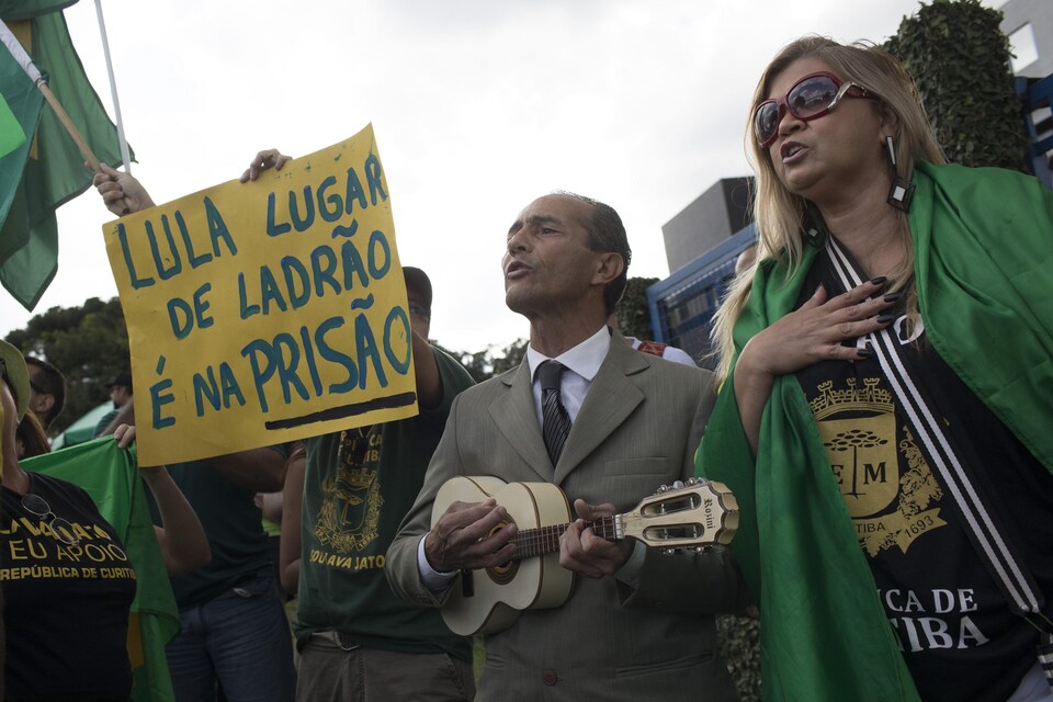 Des personnes réunies devant le siège de la police fédérale à Curitiba, dans le sud du pays.