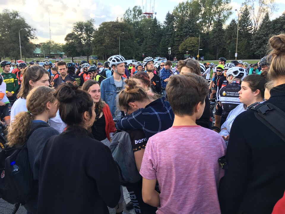 L'émotion était palpable lors du rassemblement qui a suivi la montée de la voie Camillien-Houde, en hommage au jeune Clément Ouimet.