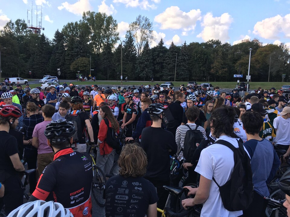 La communauté cycliste de Montréal s'est réunie au mont Royal pour saluer la mémoire de Clément Ouimet et pour demander la sécurisation de la voie Camillien-Houde.