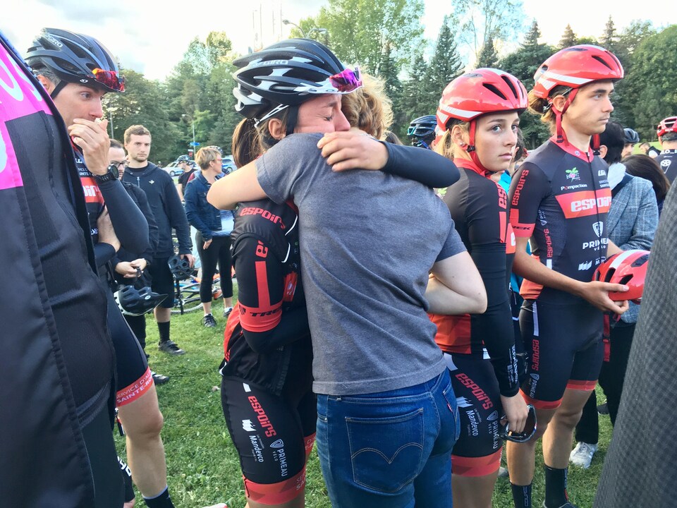 Plusieurs membres du club cycliste Espoirs Laval se sont rassemblés pour se soutenir les uns les autres suite au décès de Clément Ouimet, l'un des leurs.