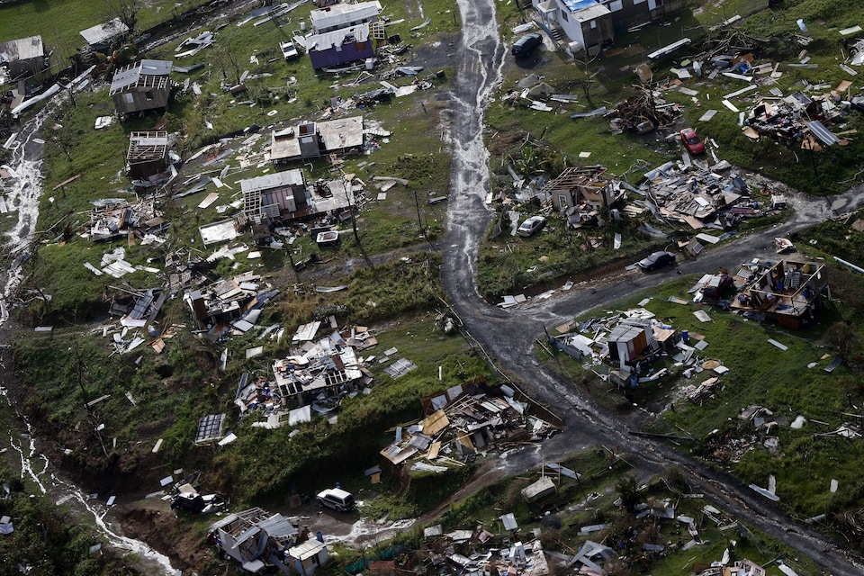 Vue aérienne de Toa Alta à  Porto Rico après le passage de l’ouragan Maria. Scène de désolation, plusieurs maisons détruites.