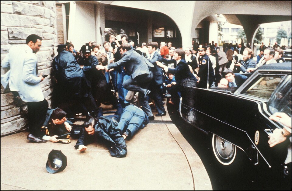 Policiers et agents secrets s'activent lors de la tentative d'assassinat du président américain Ronald Reagan.