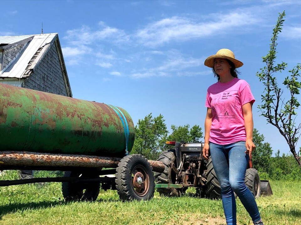 Rebeka Frazer-Chiasson, une jeune femme dehors près d'un tracteur.