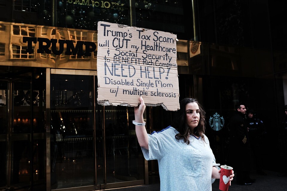 Rosary Solimanto, une mère monoparentale souffrant de sclérose en plaques, manifeste contre la réforme fiscale républicaine devant la Trump Tower à New York.