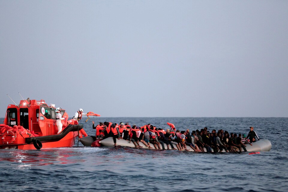 Des migrants sur une embarcation gonflable rescapés par la Croix-Rouge.