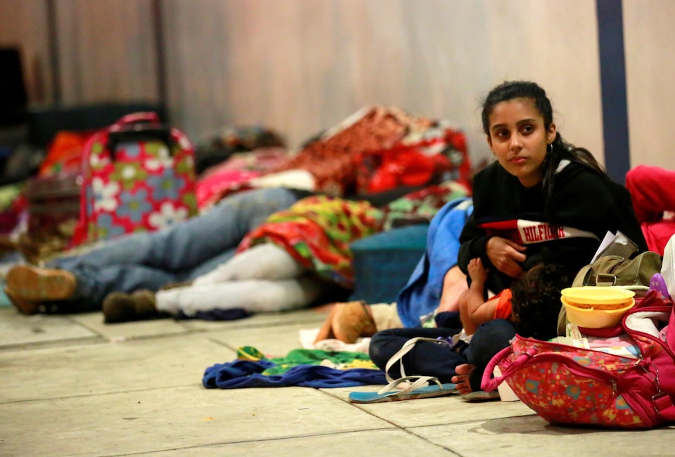 Des migrants vénézuéliens attendent au Centre des services frontaliers du Pérou.