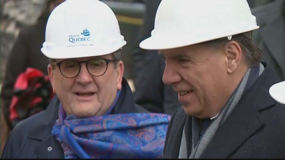 Le premier ministre du Québec, François Legault, et le maire de Québec, Régis Labeaume, ont visité le site archéologique.