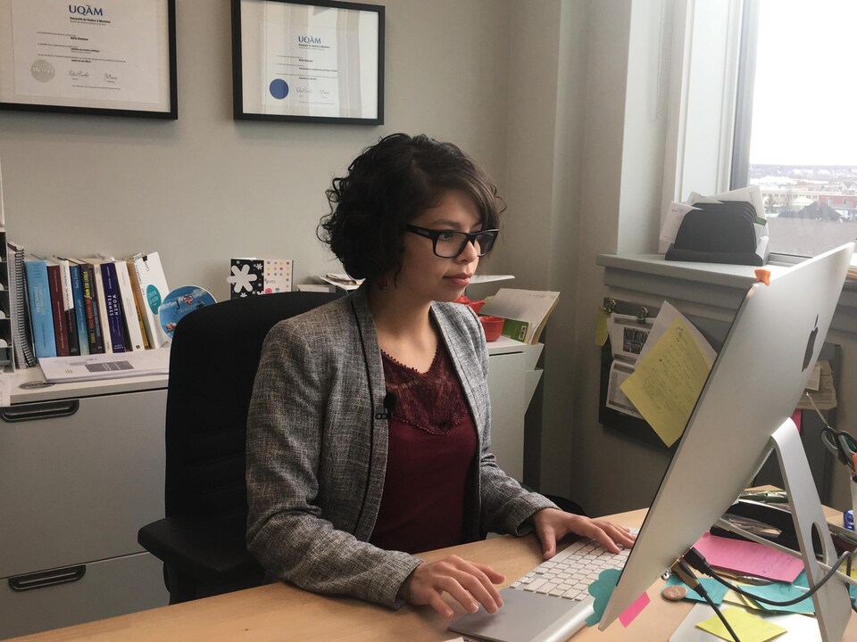 Nelly Dennene, directrice générale Regroupement féministe du Nouveau-Brunswick, devant son ordinateur.