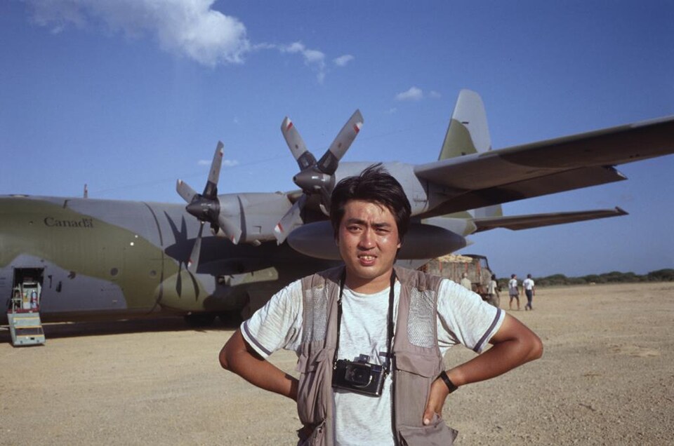 Rei Ohara, très jeune, devant un avion cargo de l'armée canadienne en 1992.