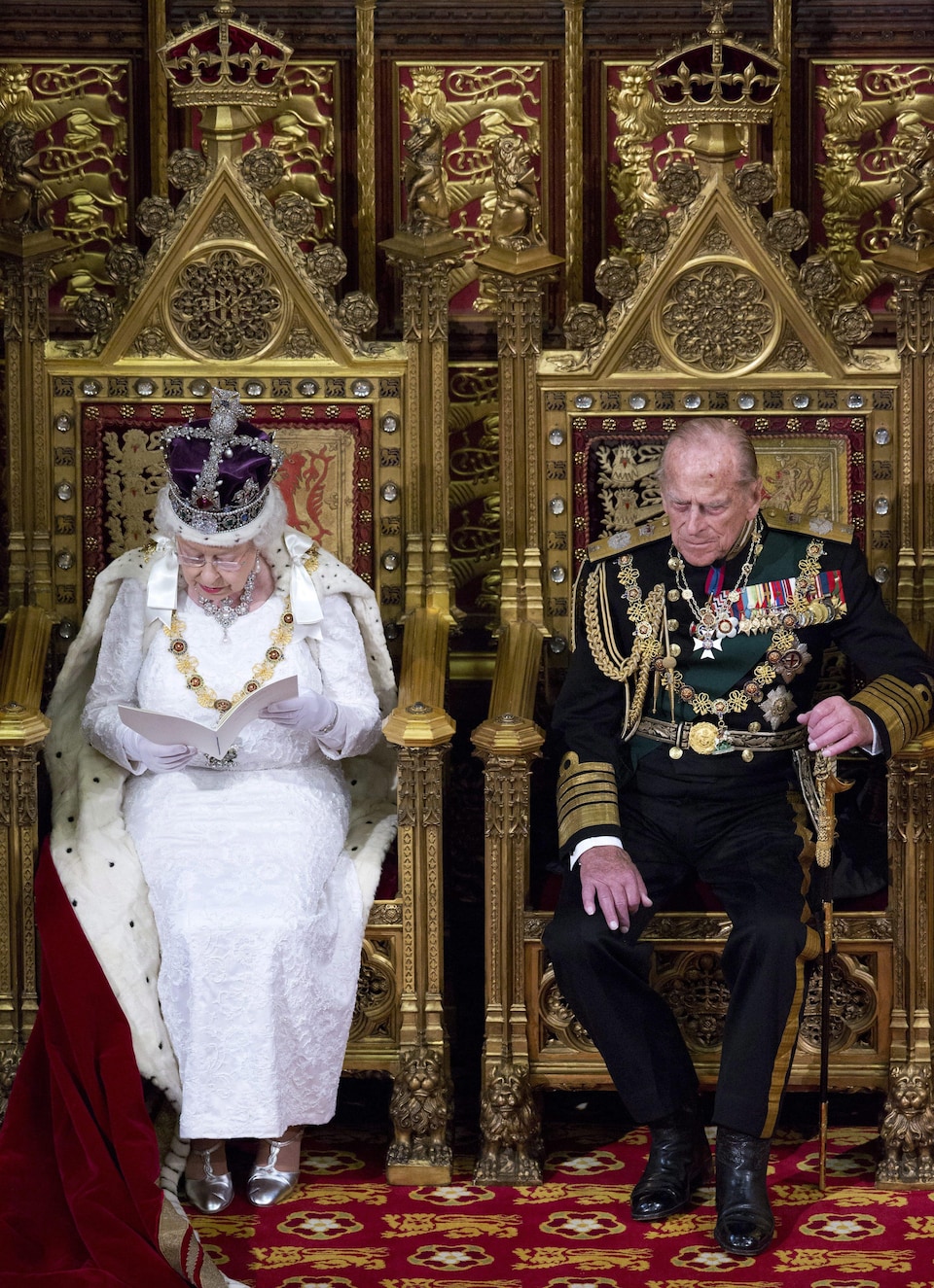 La reine Élisabeth II accompagnée de son mari, au Parlement, à Londres.