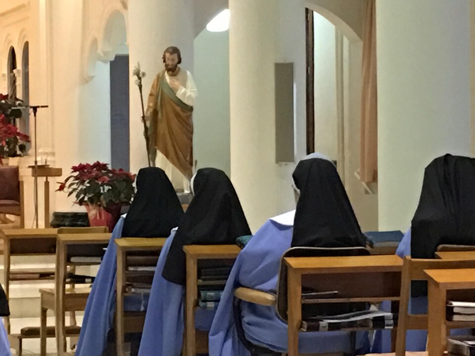 Des religieuses assises dans la chapelle