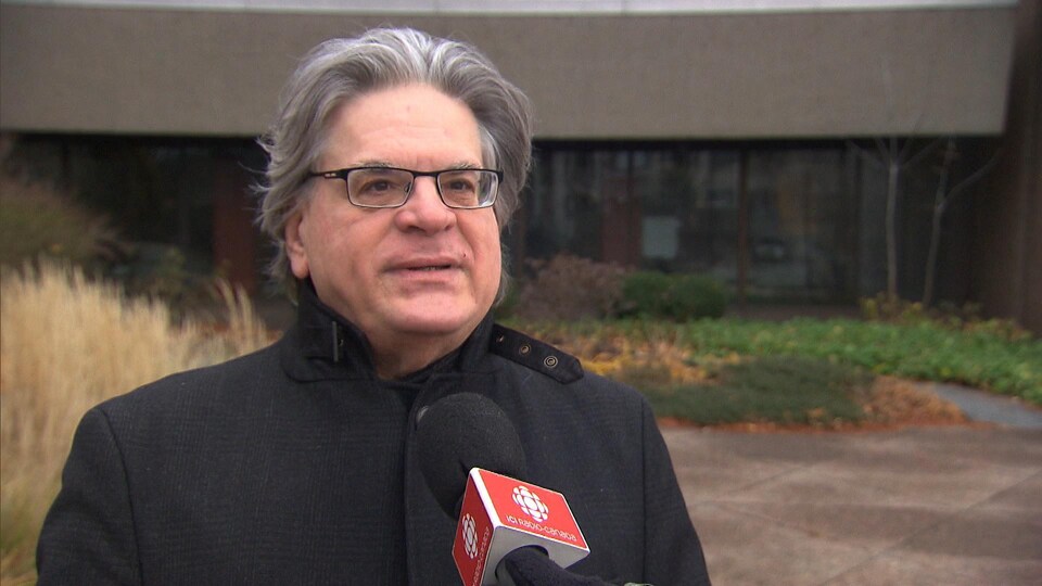 Le  spécialiste des religions et chargé de cours à l'UQAM, Frédéric Castel, s'adresse à notre journaliste.