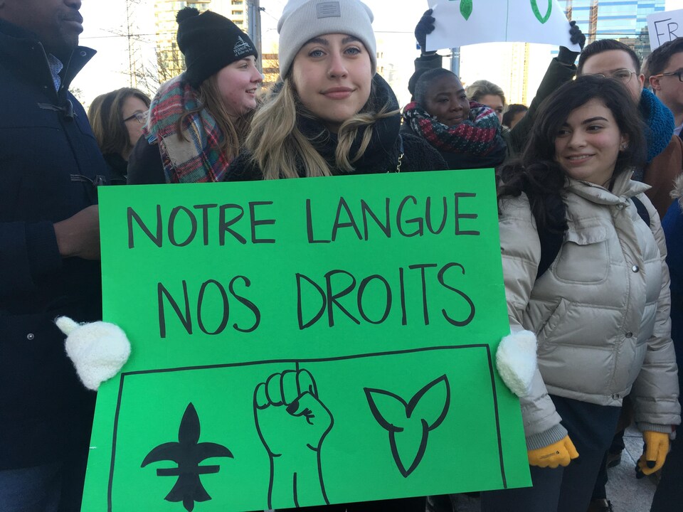 « Notre langue, nos droits » peut-on lire sur une affiche lors de la manifestation