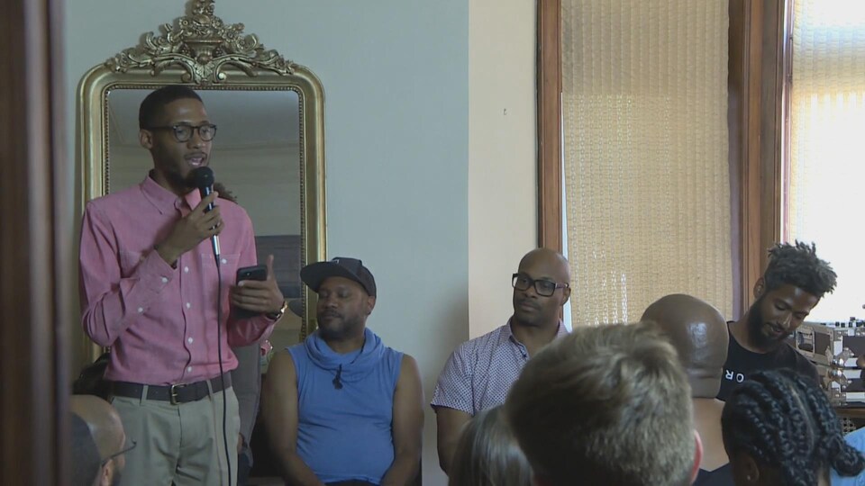 Orlando Bailey, un animateur de Urban Consulate, lors d'une réunion avec des résidents.