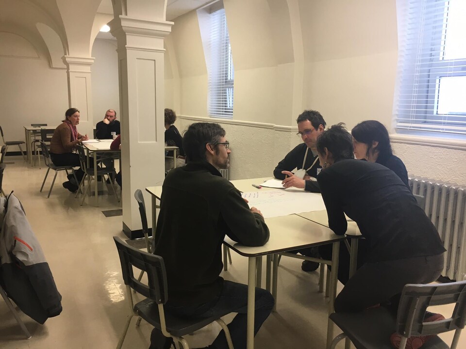 Des citoyens participent à une activité de discussion instiguée par Rimouski en transition