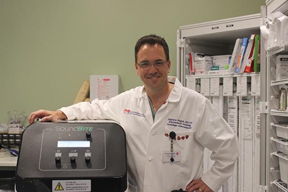 Le Dr Rinfret devant le nouvel outil.