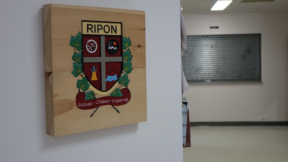 Le blason de la ville de Ripon accroché à un mur mitoyen de la salle du conseil.